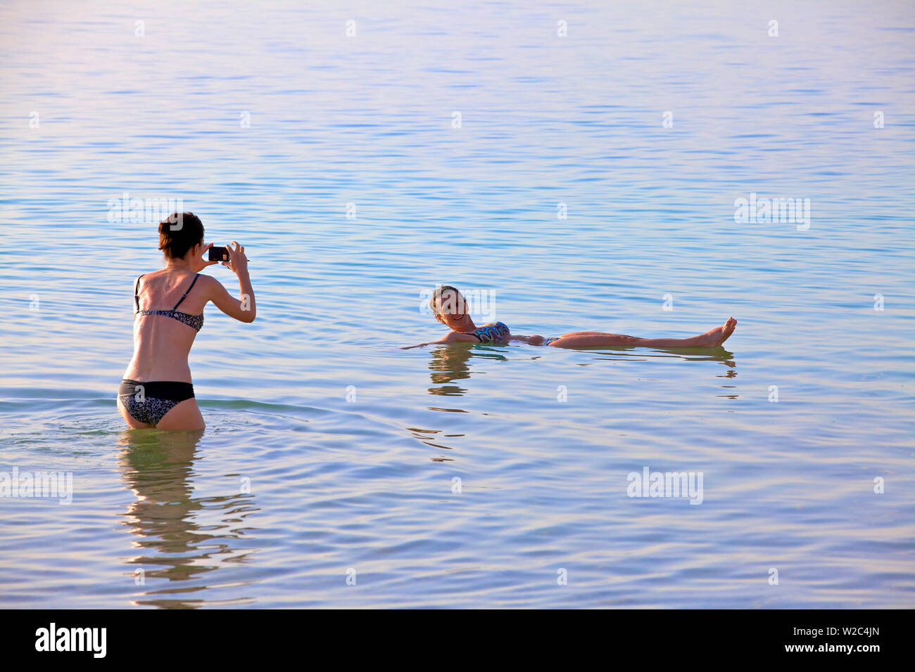 Flottant dans la Mer Morte (la plus basse sur terre), Ein Bokek, Israel, Moyen Orient Banque D'Images