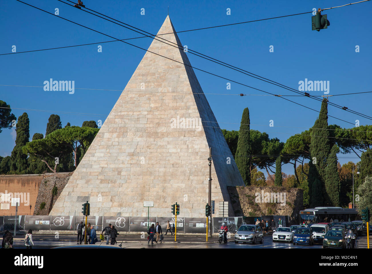 Pyramide romaine Banque de photographies et d’images à haute résolution ...