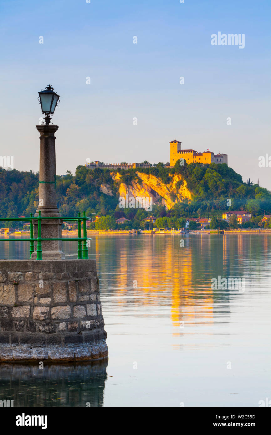L'imposante forteresse de La Rocca d'Arona viewd au coucher du soleil, le Lac Majeur, Piémont, Italie Banque D'Images
