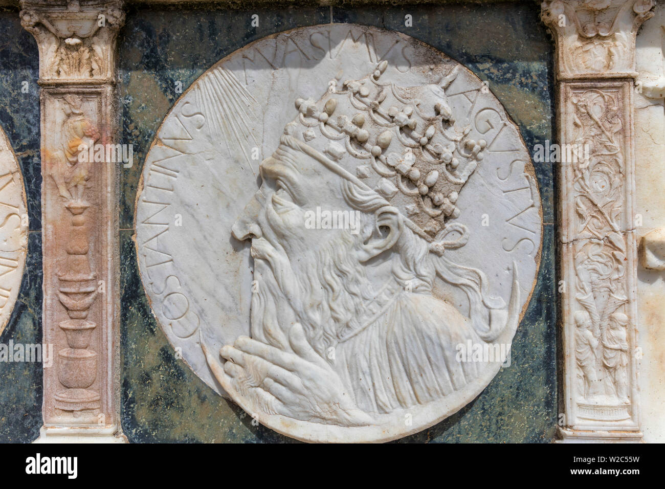 Imperator Constantine, bas-relief sur l'église de l'Abbaye, monastère de Certosa di Pavia, Lombardie, Italie Banque D'Images