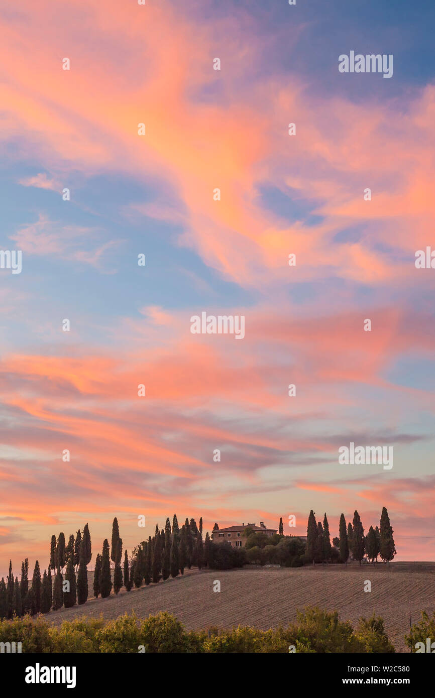 Gîte rural et de cyprès au coucher du soleil, Toscane, Italie Banque D'Images