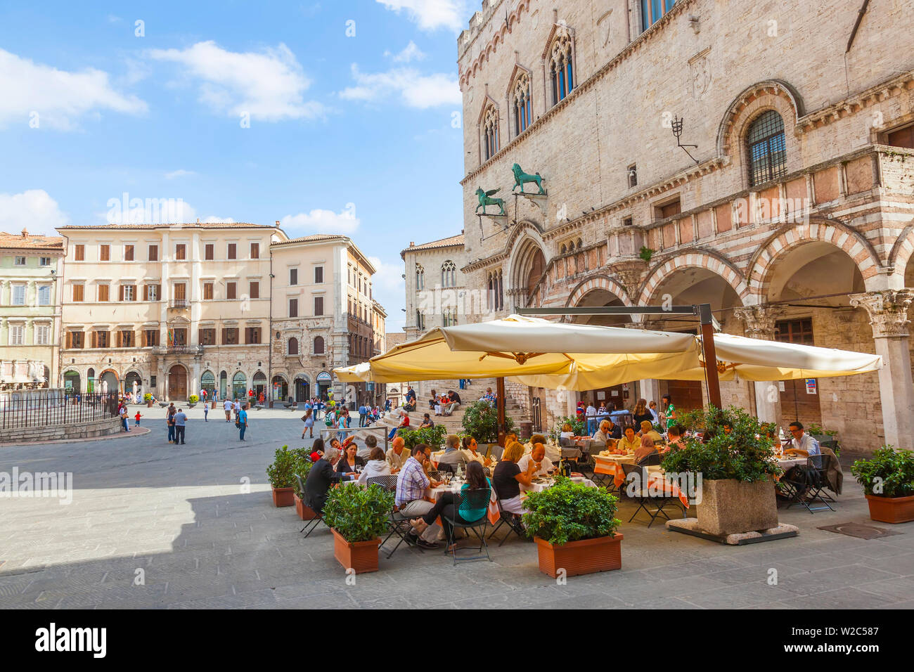 Café, restaurant, Piazza IV Novembre, Pérouse, Italie Banque D'Images