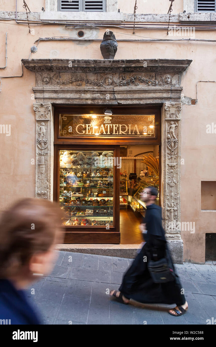 Monk passant Gelateria ou magasin de crème glacée, assise, Ombrie, Italie Banque D'Images