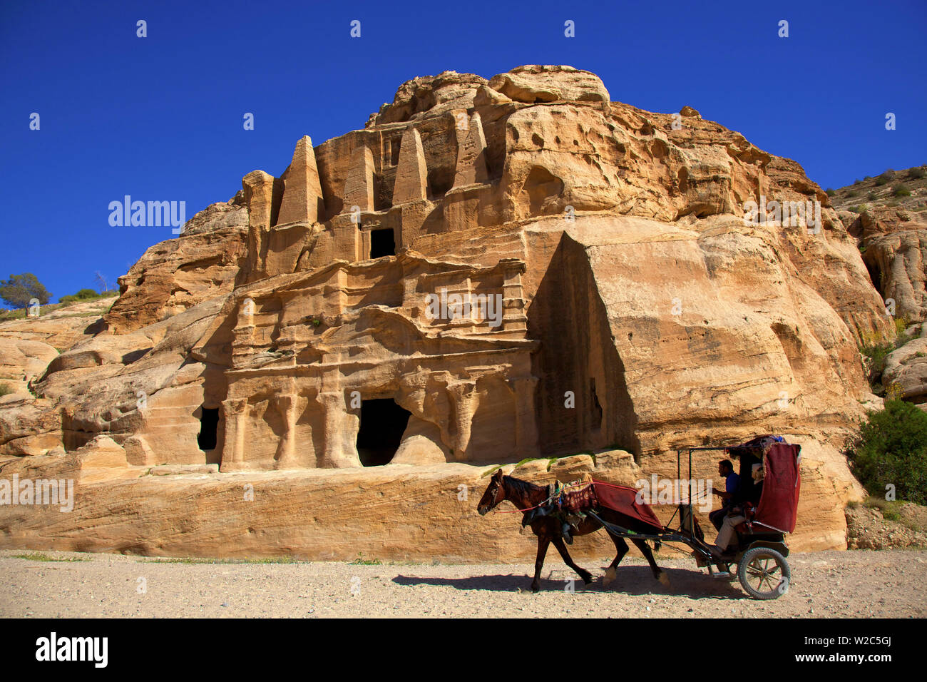 La calèche devant l'Obélisque tombe et Bab el-Siq Triclinium, Petra, Jordanie, Moyen-Orient Banque D'Images