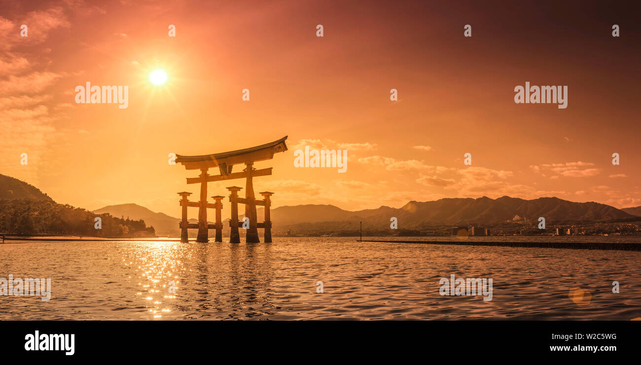 Le Japon, Hiroshima, l'île de Miyajima, le rouge de Torii du Sanctuaire Shinto d'Itsukushima-jinja Banque D'Images