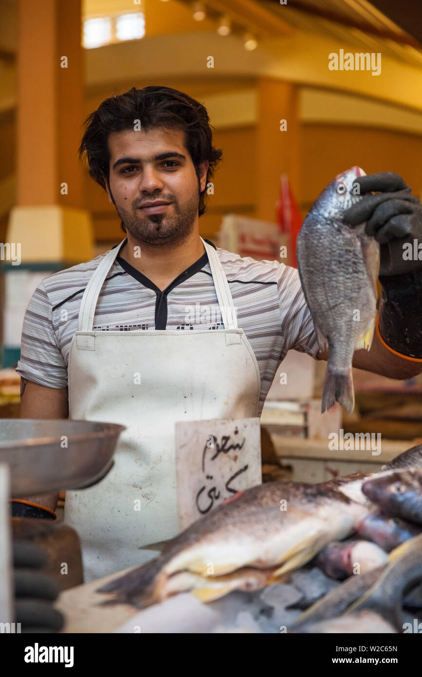 Le Koweït, Koweït, Kuwait, El Kout centre commercial, vendeur de poisson Banque D'Images