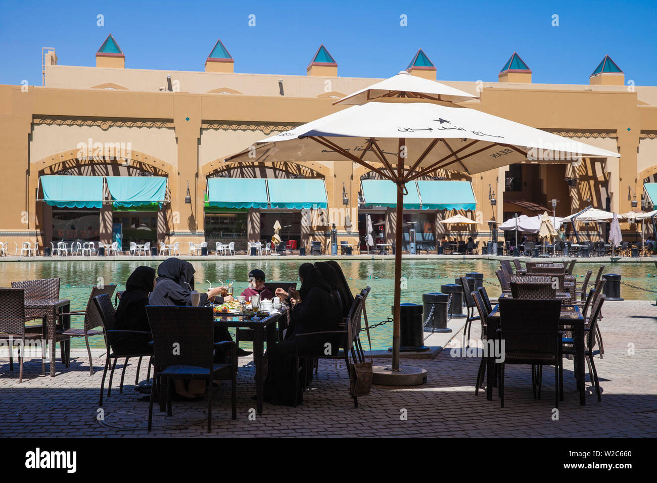 Le Koweït, Koweït, Kuwait, les femmes de manger en plein air au centre commercial El Kout Banque D'Images