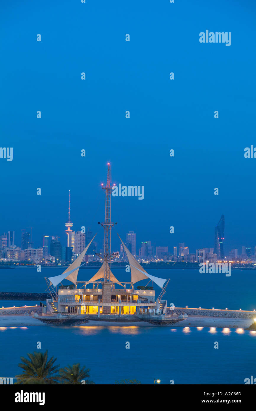 Le Koweït, Kuwait City, Kuwait, Marina Waves - complexe de loisirs de trois étages d'un complexe de loisirs spécialisé dans les activités de la terre et de la mer Banque D'Images