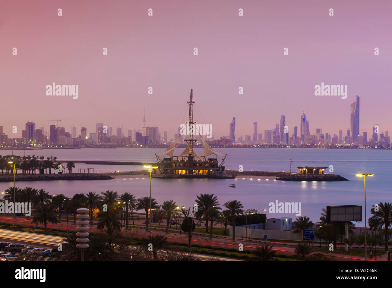 Le Koweït, Kuwait City, Kuwait, Marina Waves - complexe de loisirs de trois étages d'un complexe de loisirs spécialisé dans les activités de la terre et de la mer Banque D'Images
