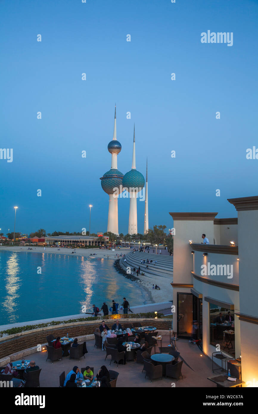Le Koweït, Koweït City, Sharq, les gens de manger à l'extérieur au restaurant près de Kuwait Towers sur Arabian Gulf Street Banque D'Images