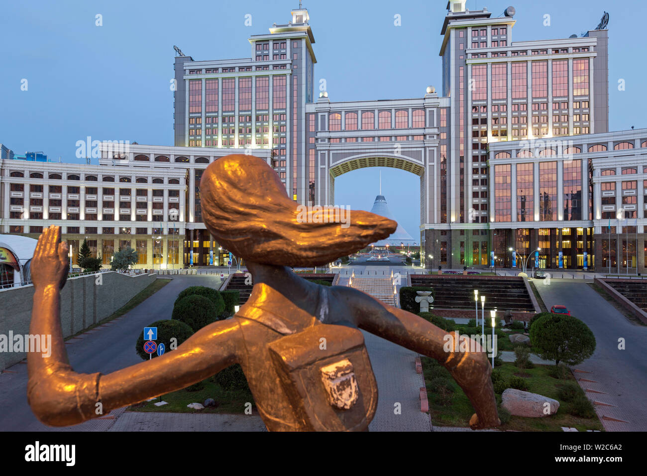L'Asie centrale, le Kazakhstan, Astana, Nurzhol Bulvar, bâtiment KazMunaiGas et Khan Shatyr center Banque D'Images