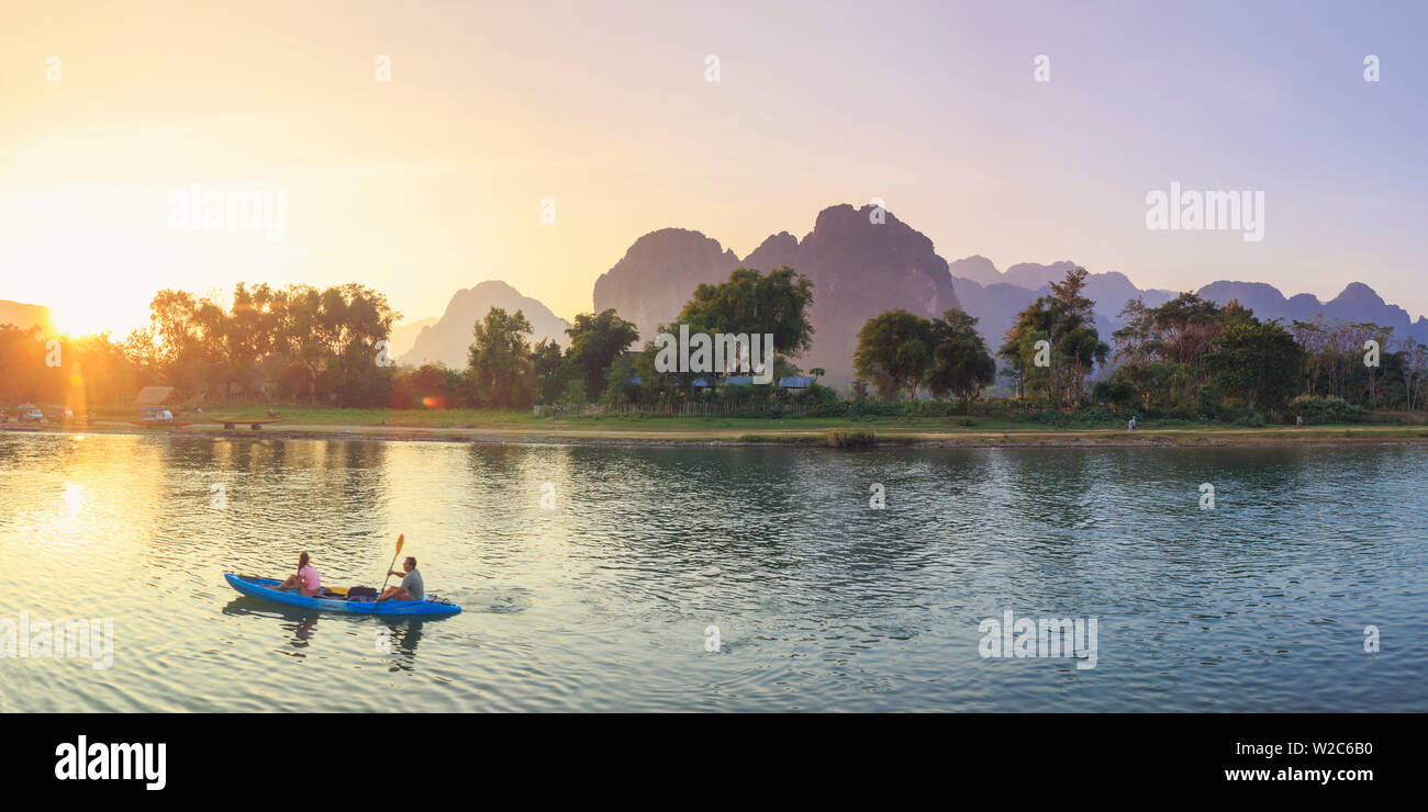 Le Laos, Vang Vieng. La rivière Nam Song et paysage karstique Banque D'Images