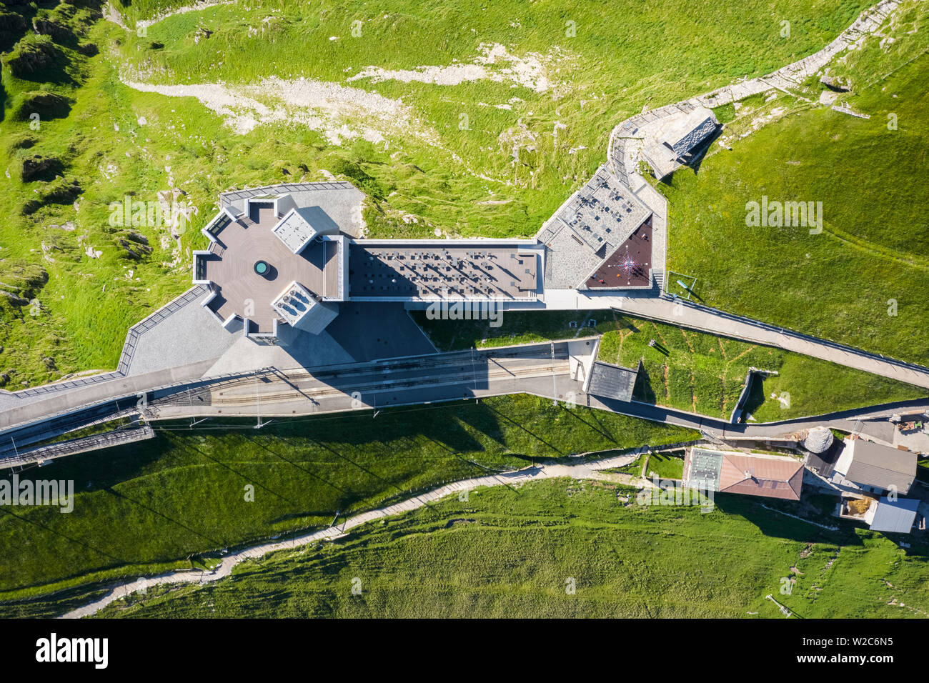 Vue aérienne du Monte Generoso et Mario Botta's Fiore di Pietra restaurant. Rovio, lac Ceresio, Canton du Tessin, Suisse. Banque D'Images