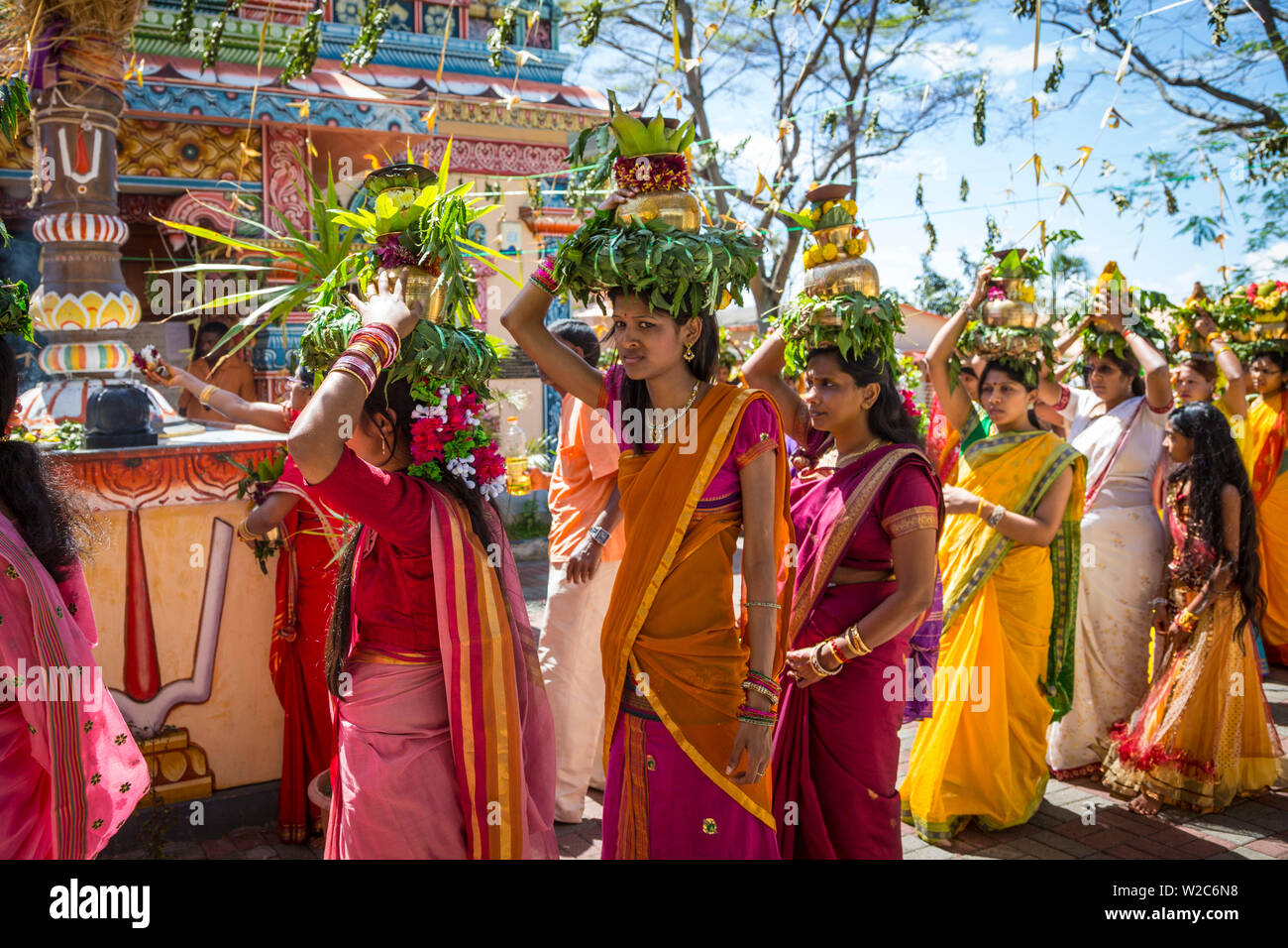 Les femmes en faisant des offrandes au cours d'une cérémonie hindoue à un temple hindou, Beau Champ, Flacq, Côte Est, Ile Maurice Banque D'Images