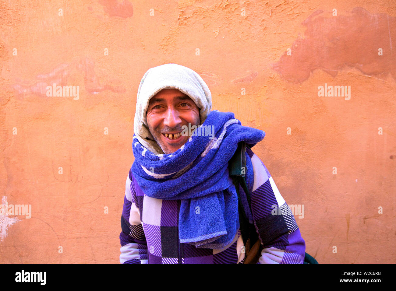 Après l'homme au bain Hammam Local, Meknès, Maroc, Afrique du Nord Banque D'Images