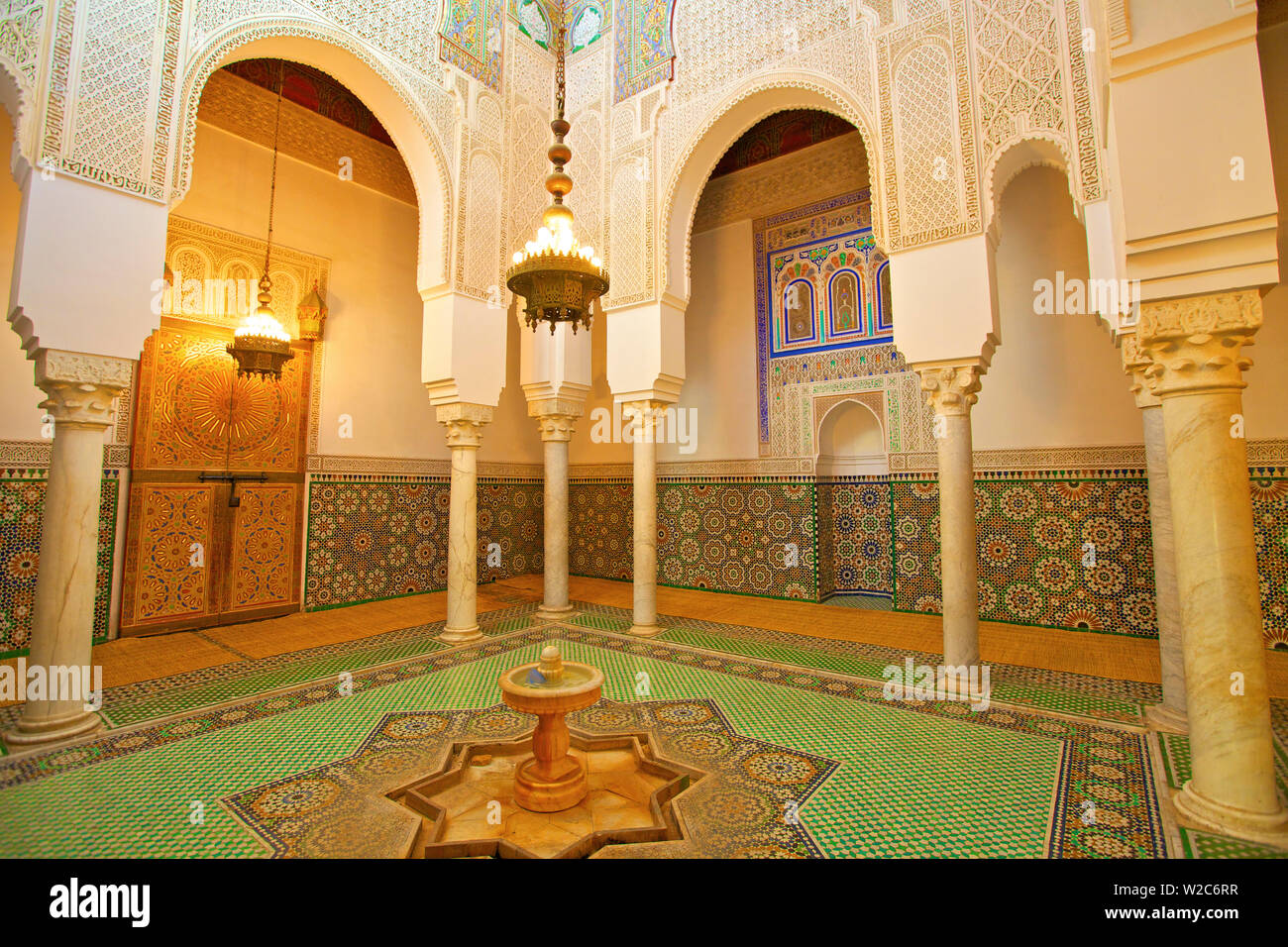La salle des ablutions, de l'intérieur du mausolée de Moulay Ismail, Meknès, Maroc, Afrique du Nord Banque D'Images