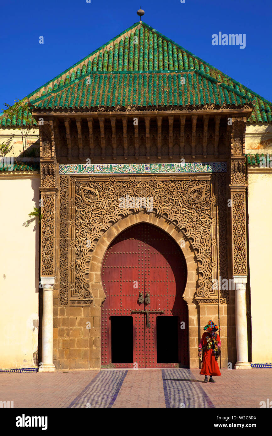 Porteur d'eau en face du mausolée de Moulay Ismail, Meknès, Maroc, Afrique du Nord Banque D'Images