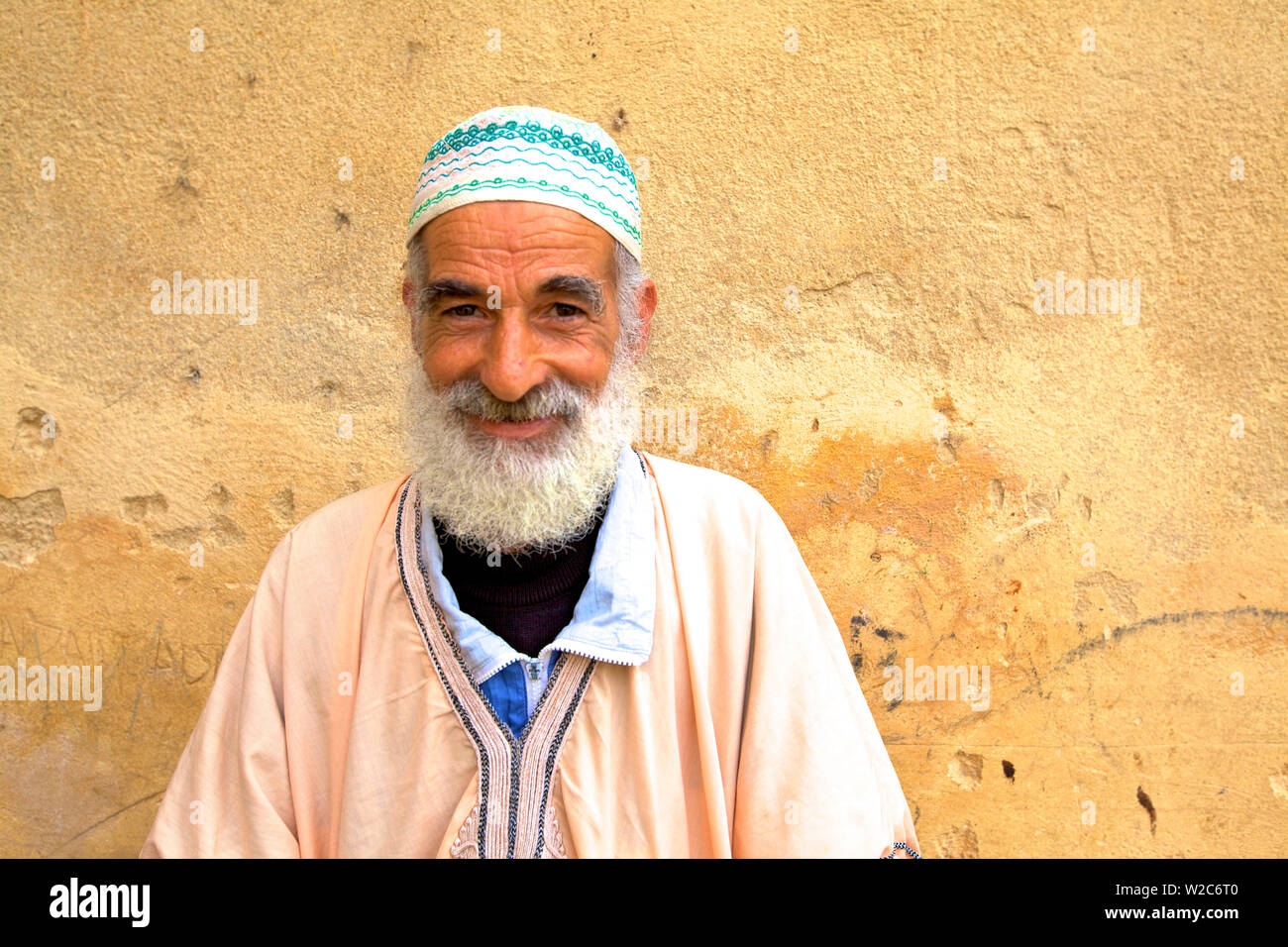 L'homme en costume traditionnel dans la Medina, FES, Maroc, Afrique du Nord  Photo Stock - Alamy