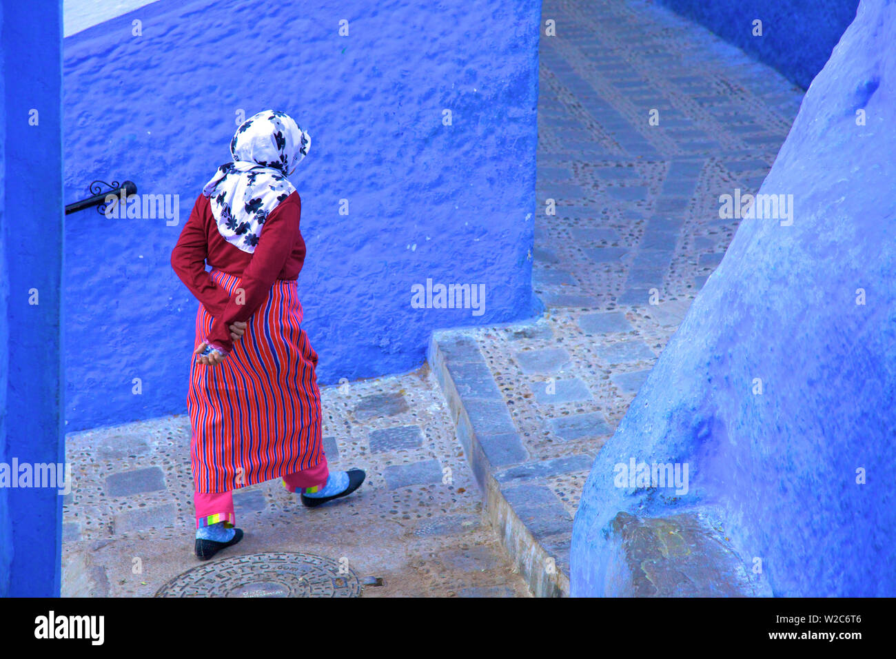 Femme en costume traditionnel, Chefchaouen, Maroc, Afrique du Nord Banque D'Images