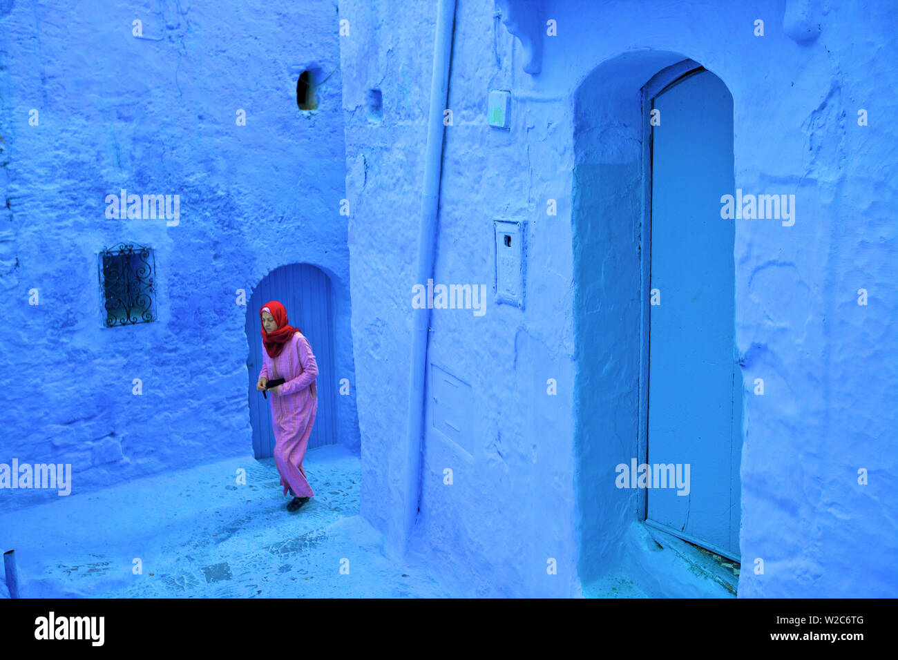 Femme en costume traditionnel, Chefchaouen, Maroc, Afrique du Nord Banque D'Images