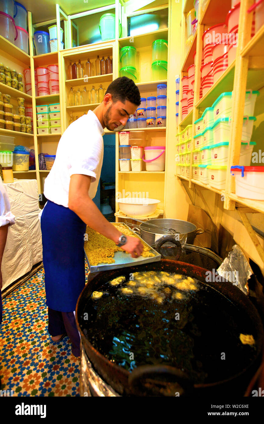 Cuisine marocaine traditionnelle du vendeur, Fès, Maroc, Afrique du Nord Banque D'Images