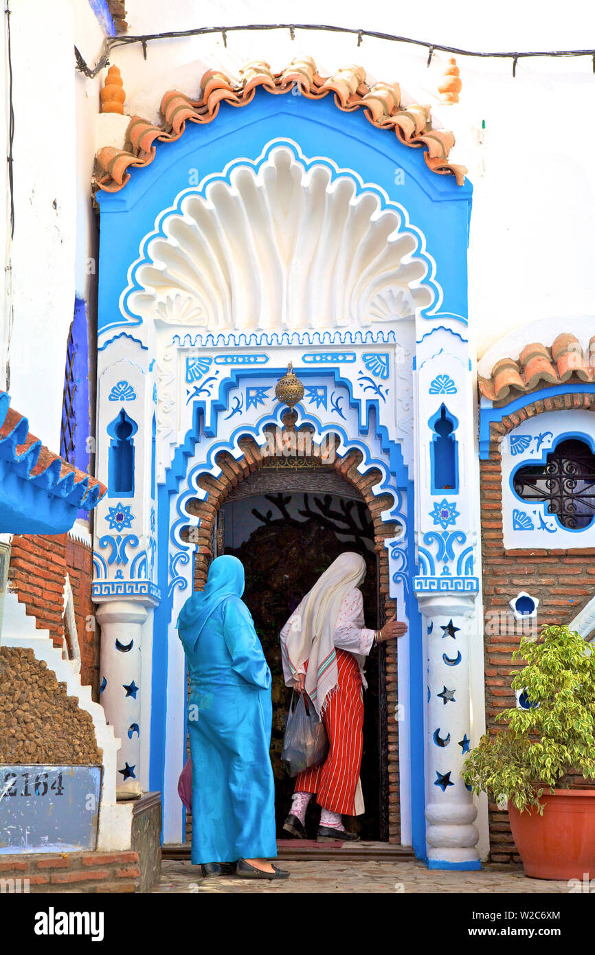 Les gens en costume traditionnel, Chefchaouen, Maroc, Afrique du Nord Banque D'Images