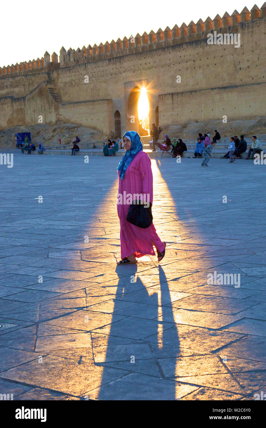 Dame dans la lumière du soleil, Fès, Maroc, Afrique du Nord Banque D'Images