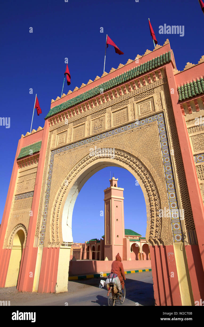 Porte de ville et Mosquée, Rissani, Maroc, Afrique du Nord Banque D'Images