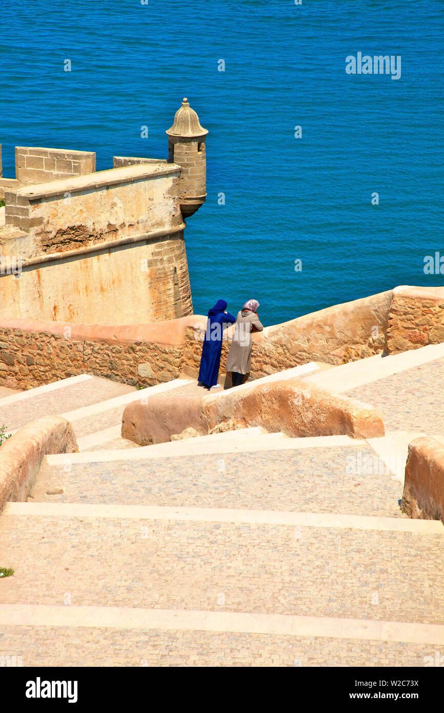 Deux personnes sur les murs de la ville, porte Oudaia Kasbah, Rabat, Maroc, Afrique du Nord Banque D'Images
