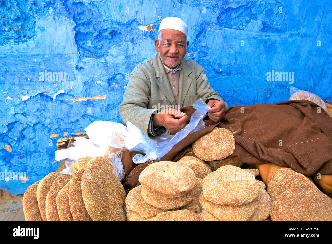 Vendeur avec du pain frais, Rabat, Maroc, Afrique du Nord Banque D'Images
