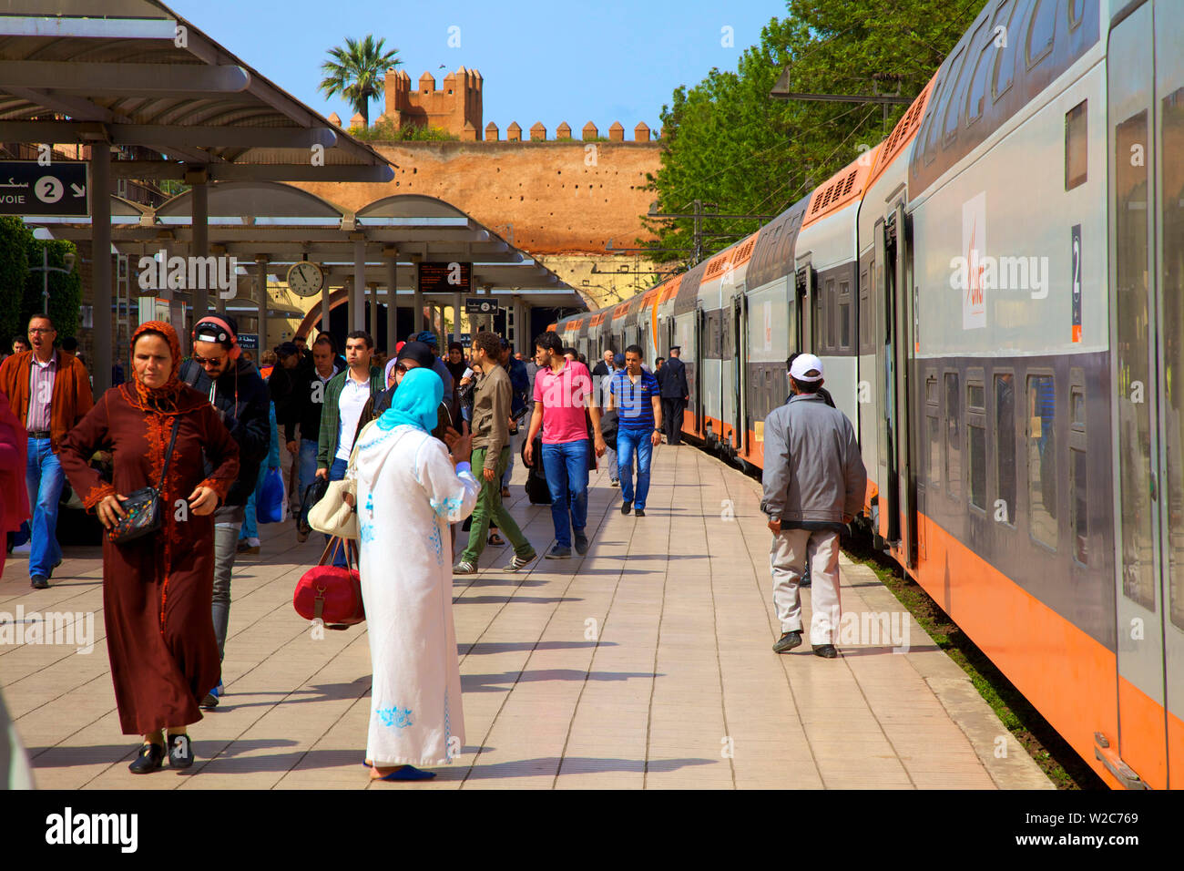 Train arrivant en gare Rabat Ville, Rabat, Maroc, Afrique du Nord Banque D'Images