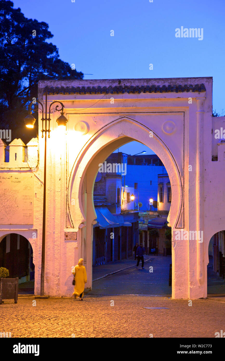 Bab El Fahs au crépuscule, le Grand Socco, Tanger, Maroc, Afrique du Nord Banque D'Images