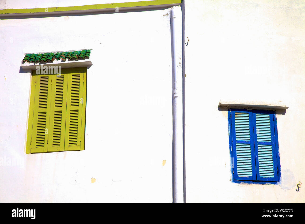 Des fenêtres à volets sur bâtiment colonial, Tanger, Maroc, Afrique du Nord Banque D'Images