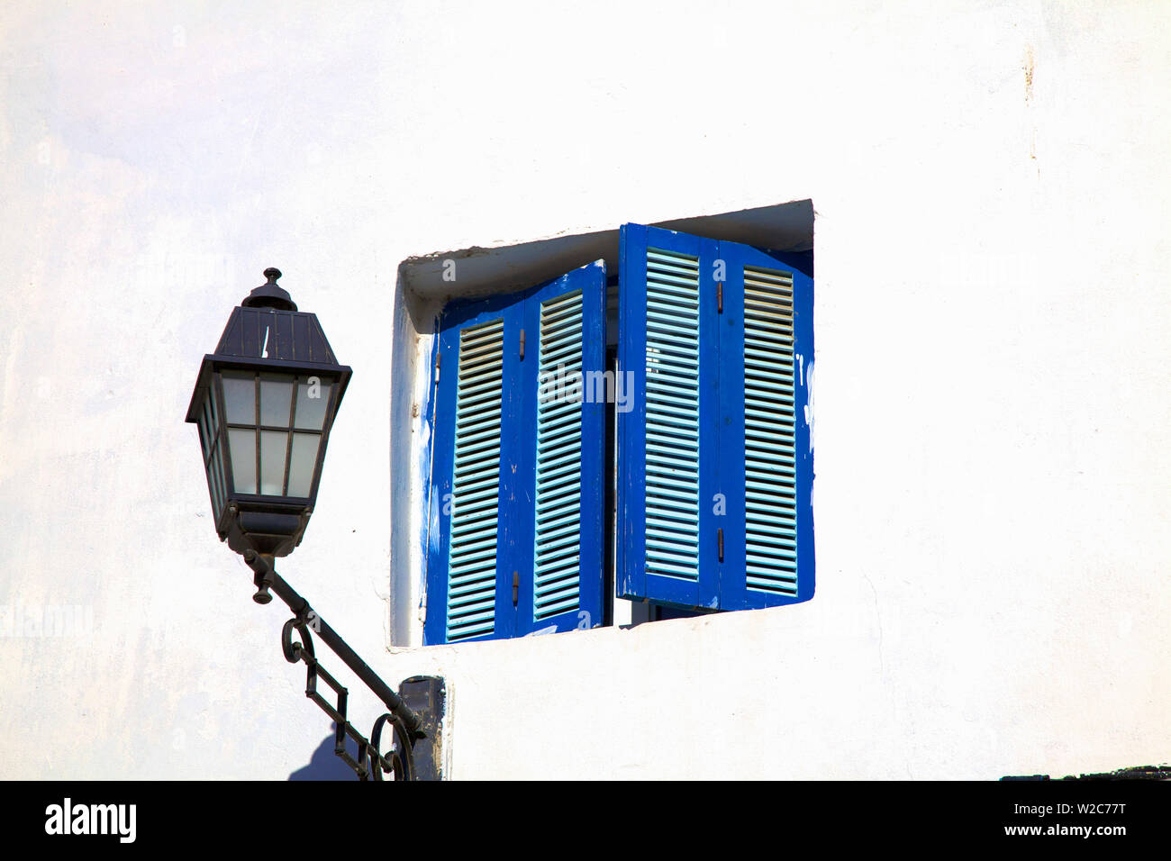 Des fenêtres à volets sur bâtiment colonial, Tanger, Maroc, Afrique du Nord Banque D'Images