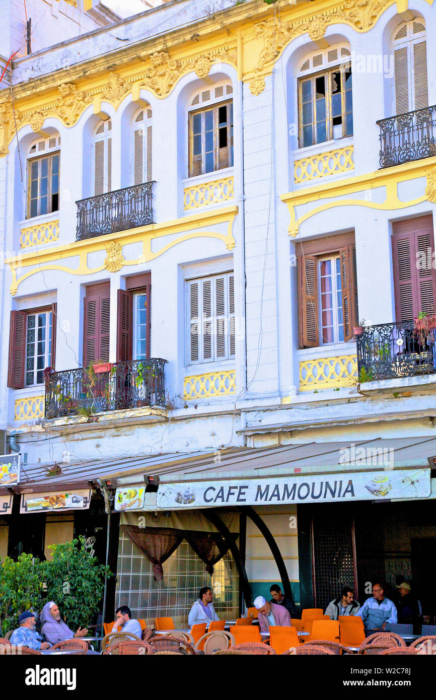 Cafe et de vieux bâtiments coloniaux sur l'Avenue d'Espagne, Tanger, Maroc, Afrique du Nord Banque D'Images