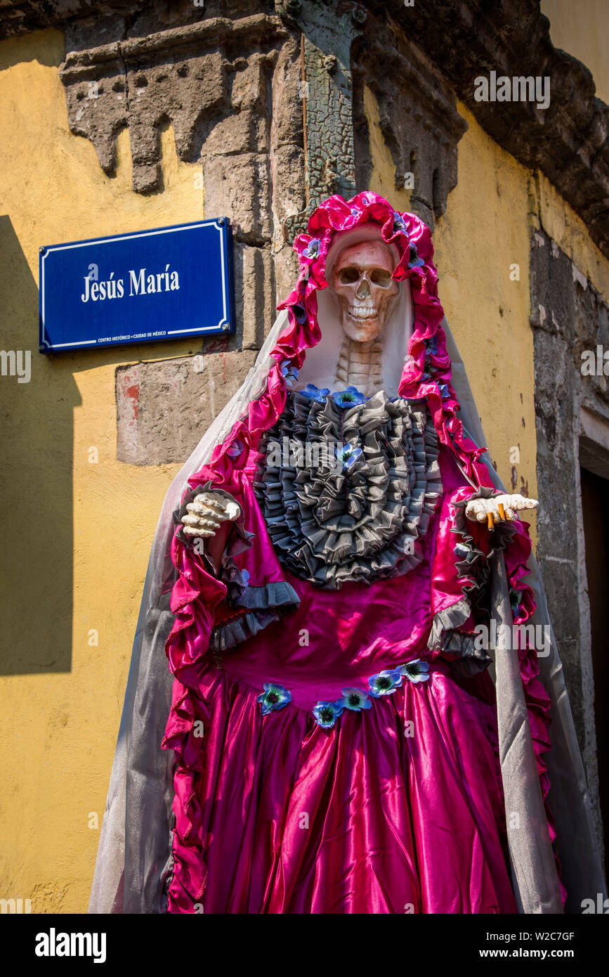 Mexique, Mexico, Santa Muerte, Saint de la mort, personnification de la mort, squelette féminin vénéré la figure, le Jour des Morts, Centro Historico Banque D'Images
