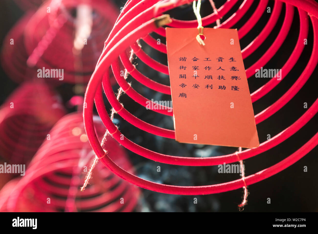 Rouleaux de gravure parfumeront in Chinese Temple, Chinatown, Kuala Lumpur, Malaisie Banque D'Images