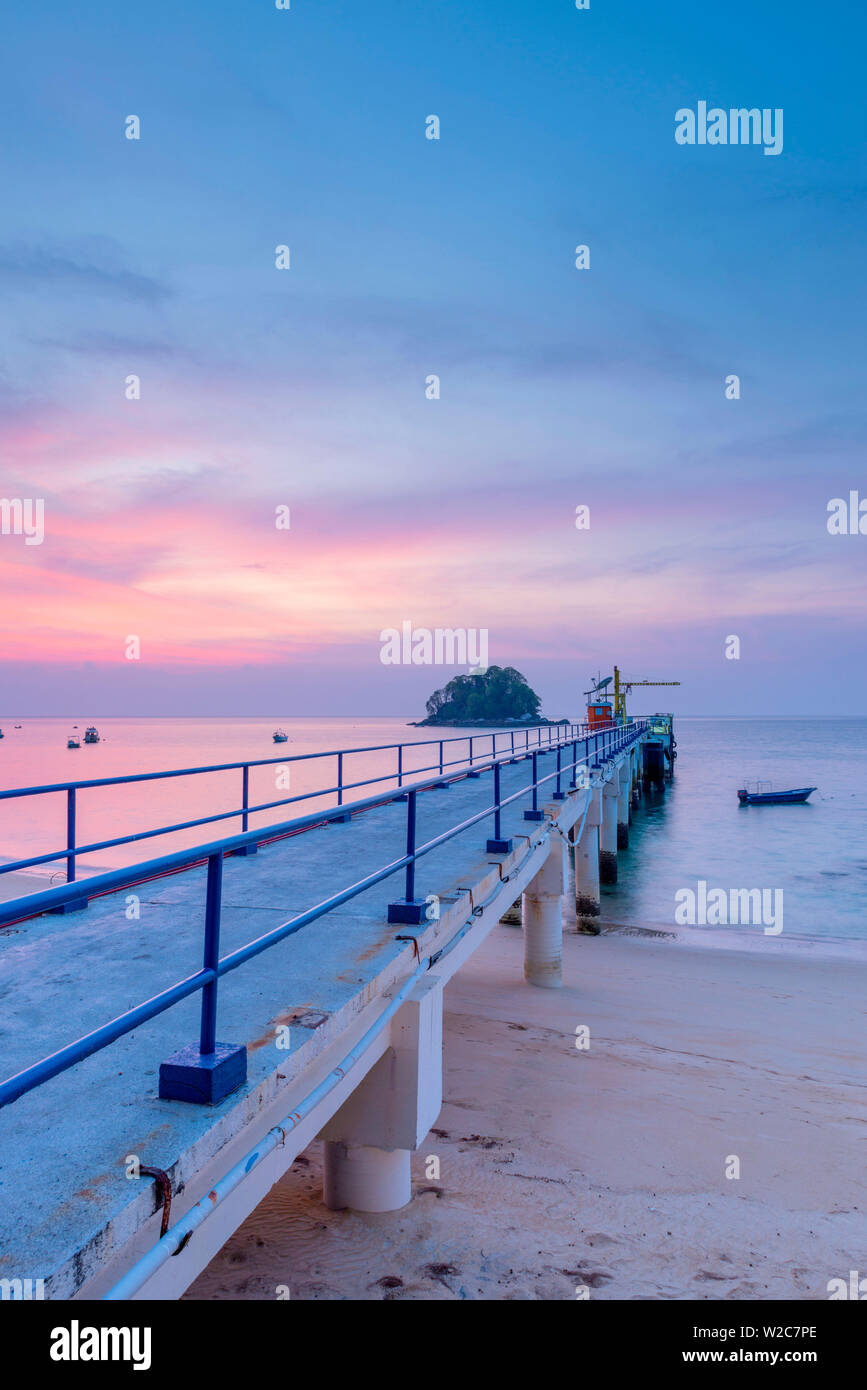 La Malaisie, Pahang, Pulau Tioman Tioman Island), (plage de Berjaya, Berjaya Tioman Resort Berjaya, jetée de l'île de Pulau Rengis (Rengis) Banque D'Images