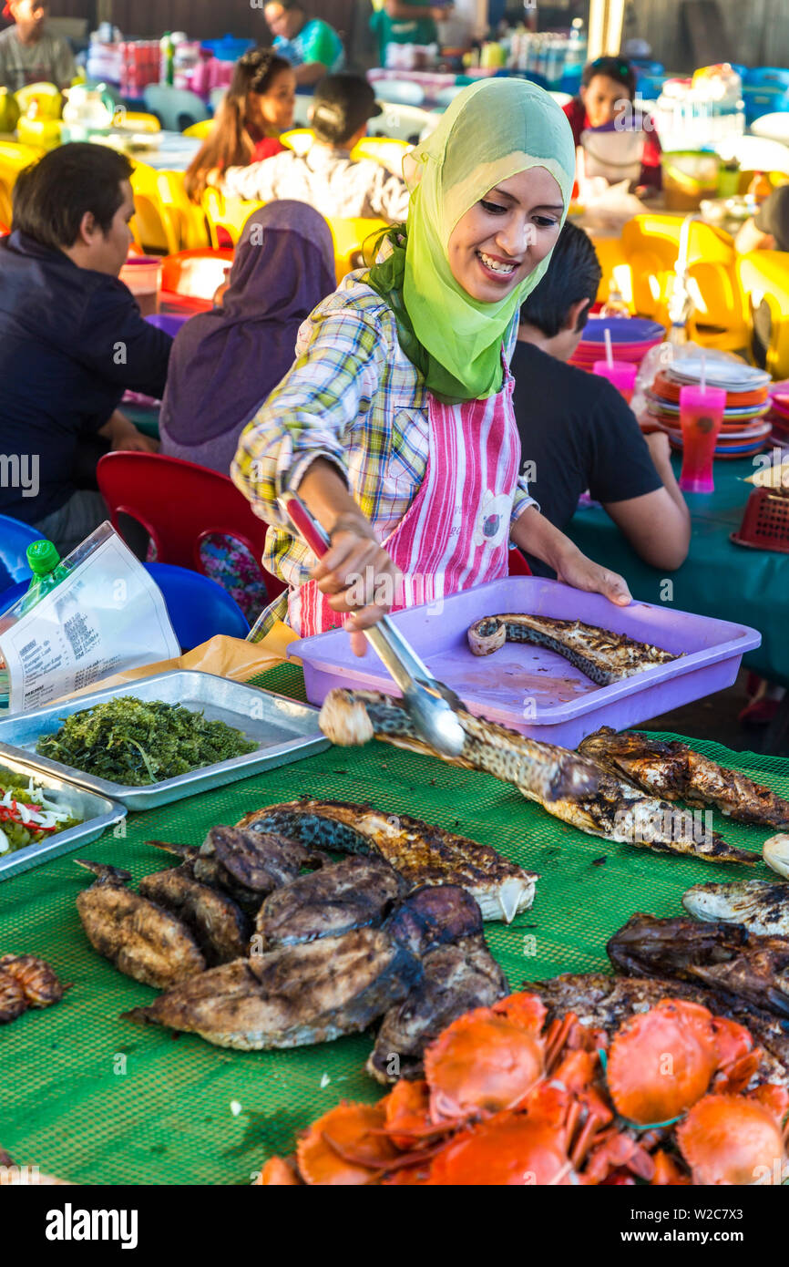 Les crabes et les poissons au barbecue, restaurant, marché alimentaire nocturne, Kota Kinabalu, Sabah, Bornéo, Malaisie Banque D'Images