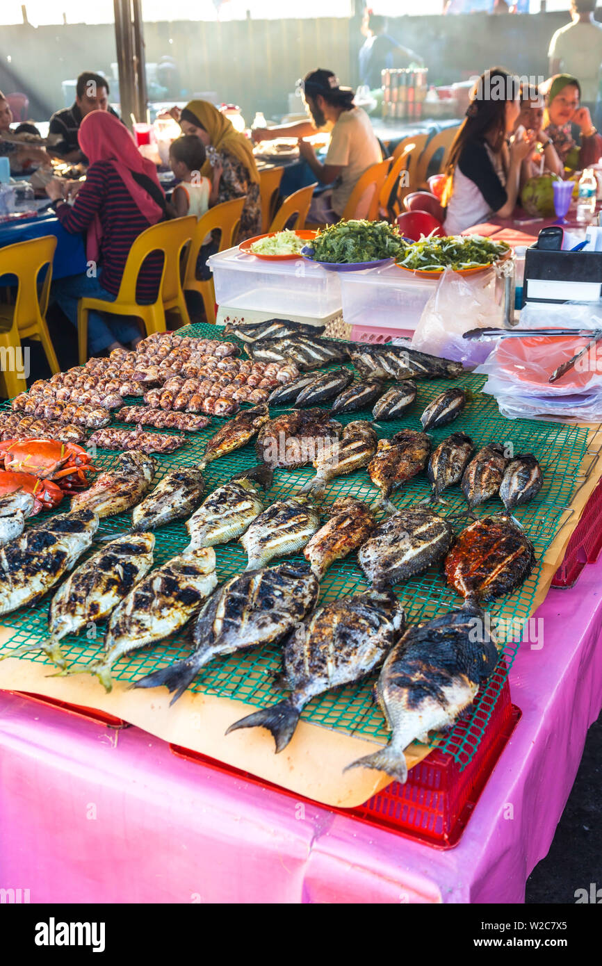 Poisson au barbecue au restaurant dans le marché alimentaire nocturne, Kota Kinabalu, Sabah, Bornéo, Malaisie Banque D'Images