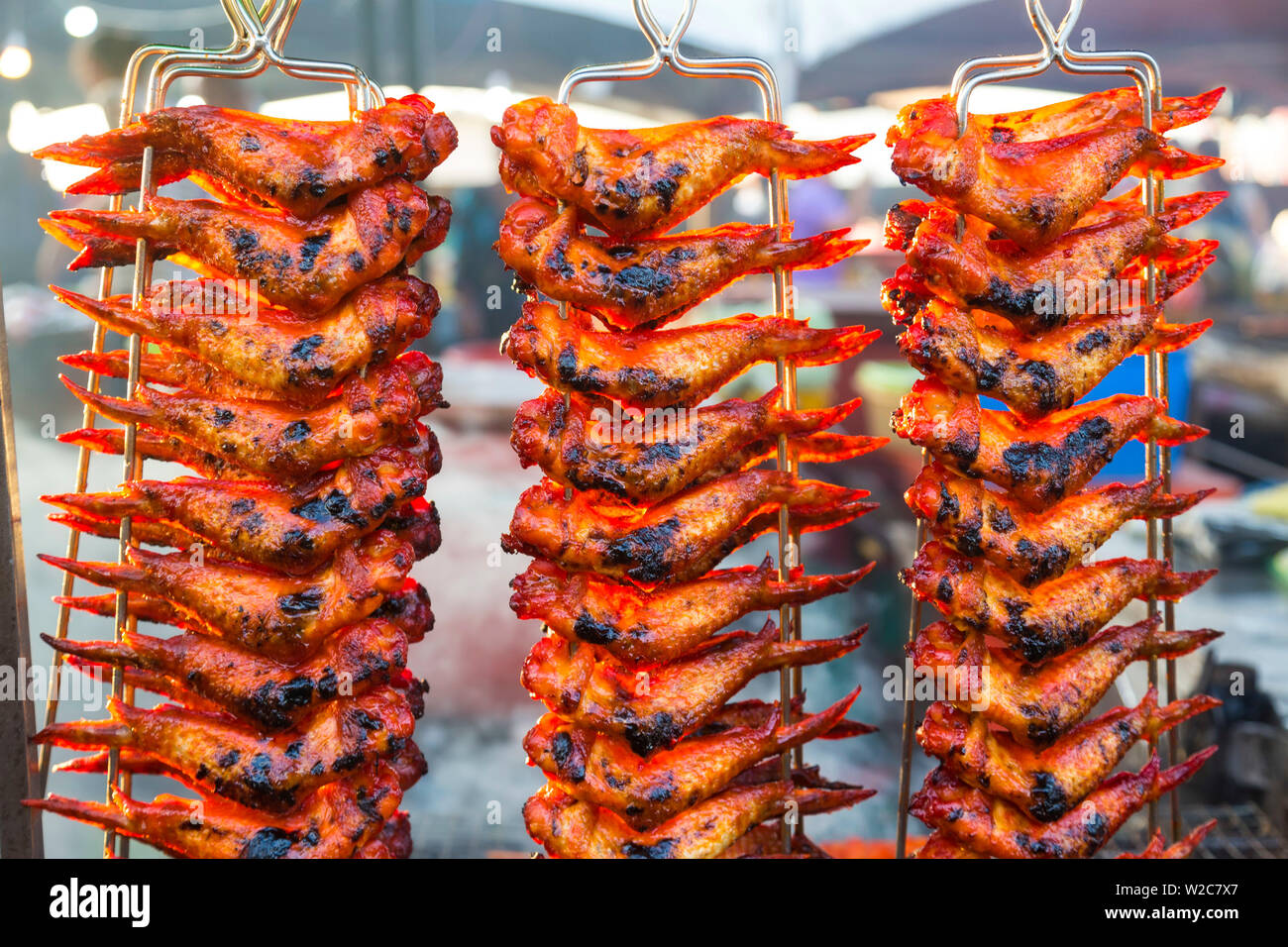 Ailes de poulet à griller, marché alimentaire nocturne, Kota Kinabalu, Sabah, Bornéo, Malaisie Banque D'Images