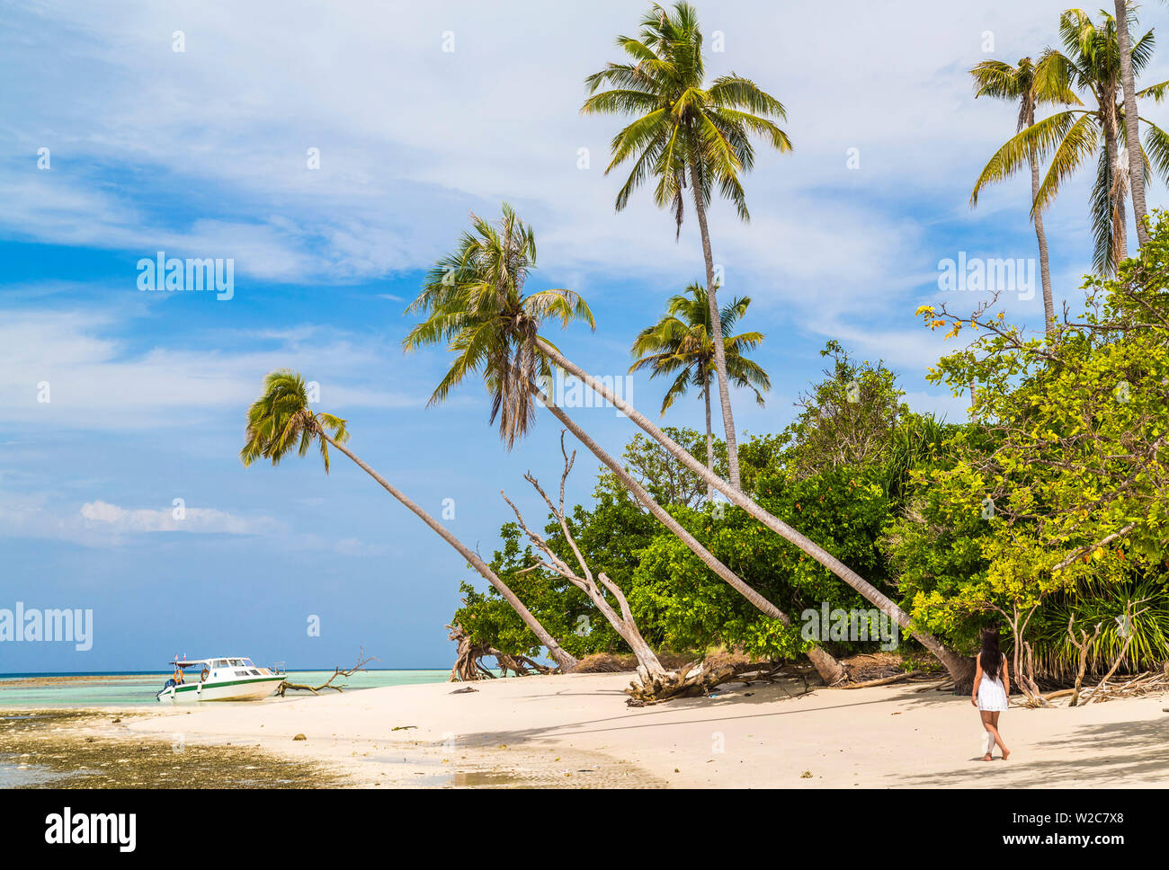 Jeune femme chinoise & plage tropicale idyllique, nr Semporna, Sabah, Bornéo, Malaisie Banque D'Images