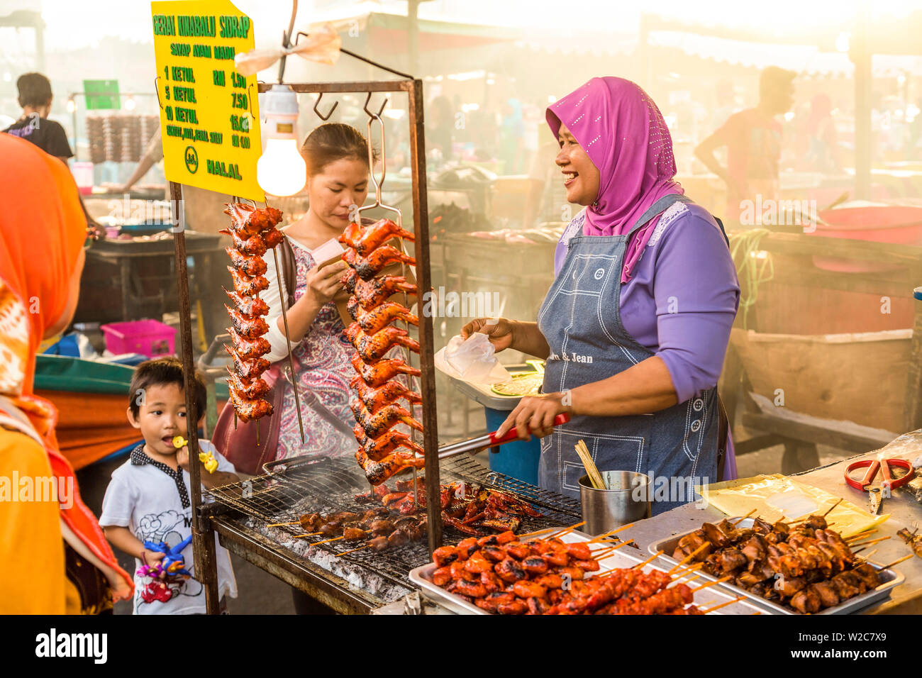 Ailes de poulet à griller, marché alimentaire nocturne, Kota Kinabalu, Sabah, Bornéo, Malaisie Banque D'Images