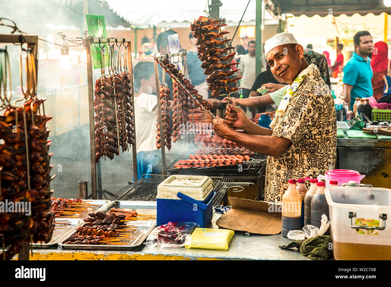 Ailes de poulet à griller, marché alimentaire nocturne, Kota Kinabalu, Sabah, Bornéo, Malaisie Banque D'Images