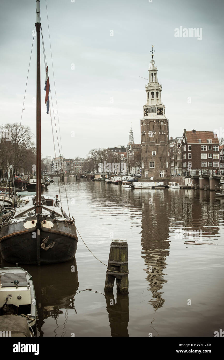 Tour Montelbaanstoren, canal Oudeschans, Amsterdam, Pays-Bas Banque D'Images
