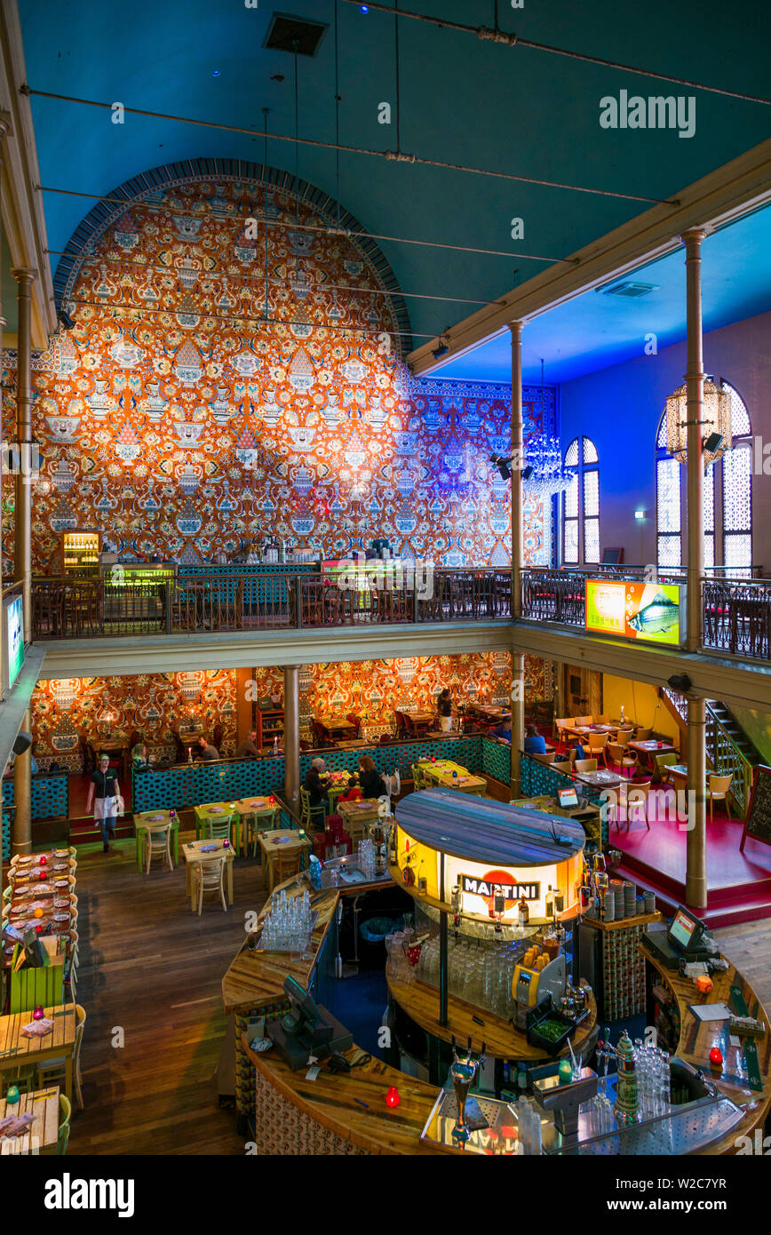 Pays-bas, Amsterdam, Albert Cuypstraat street market, intérieur de l'ancienne synagogue à l'intérieur restaurant Bazaar Banque D'Images