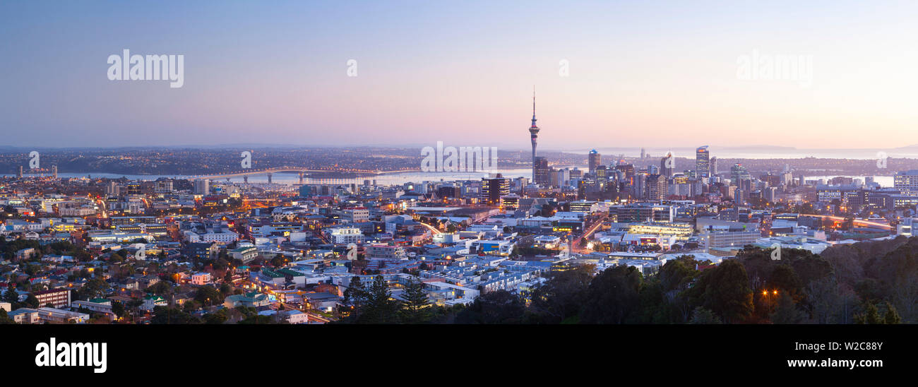 Sur les toits de la ville illuminée à l'aube, Auckland, île du Nord, Nouvelle-Zélande, Australie Banque D'Images