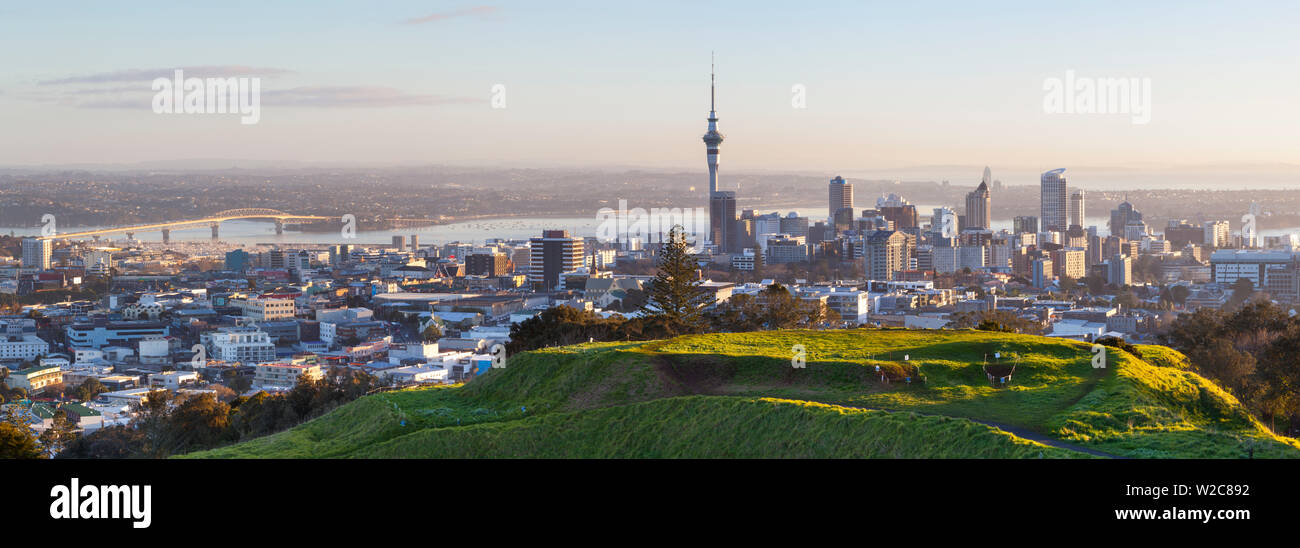 Sur le mont Eden cratère volanic & City Skyline Auckland, île du Nord, Nouvelle-Zélande, Australie Banque D'Images