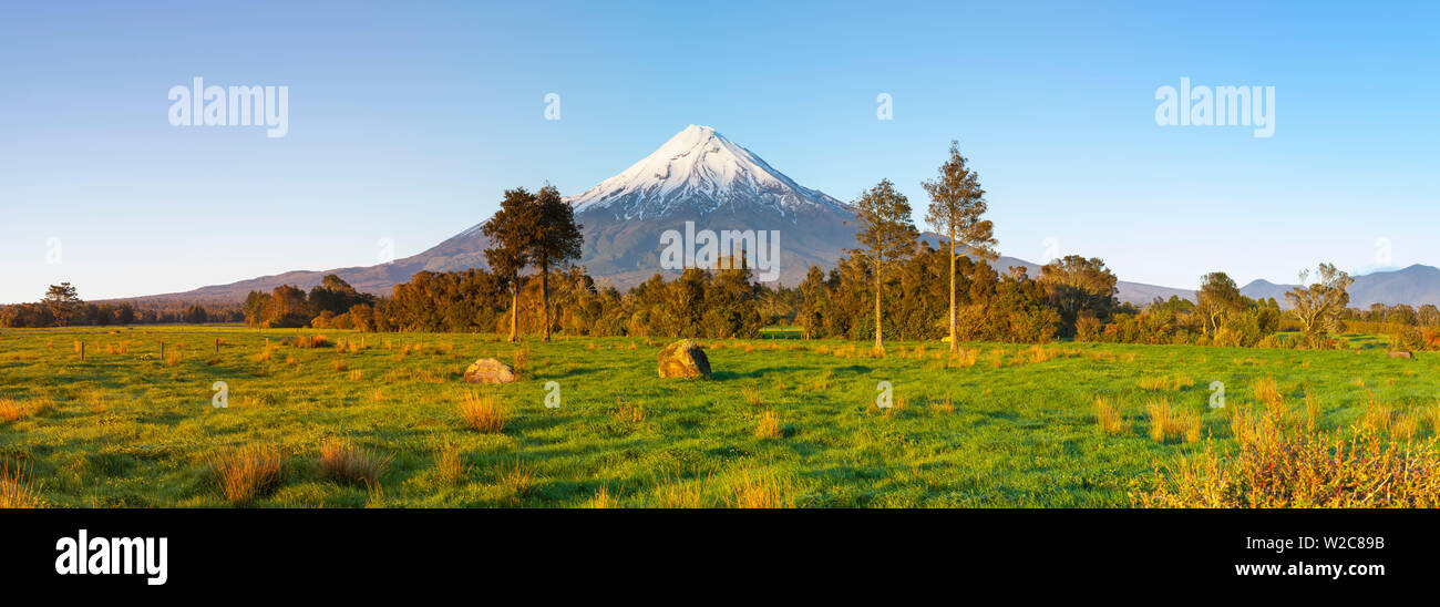Le Mont Taranaki (Egmont) allumé au lever du soleil, île du Nord, Nouvelle-Zélande Banque D'Images