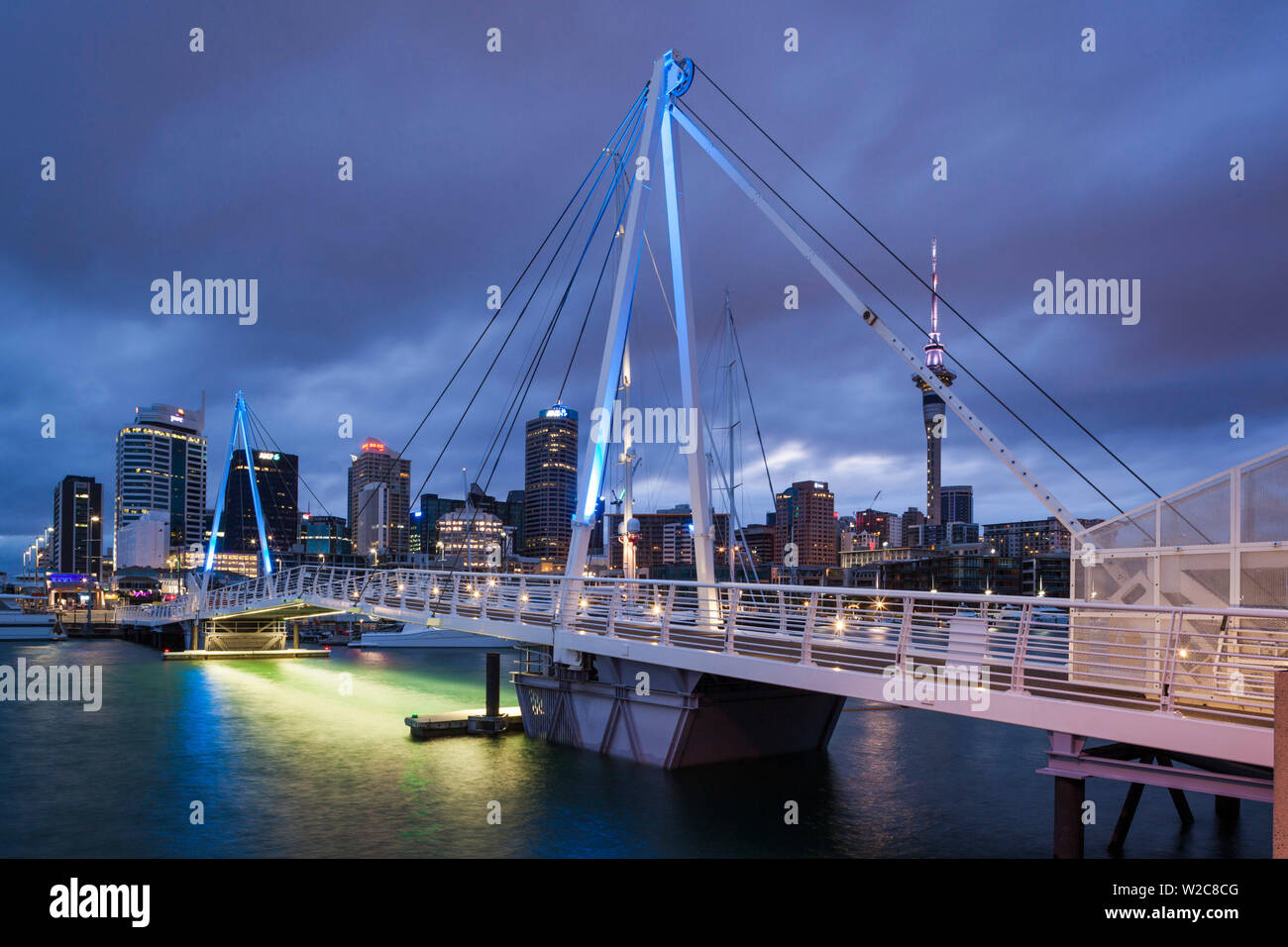 Nouvelle Zélande, île du nord, Auckland, Viaduct Harbour, passerelle, à l'aube Banque D'Images